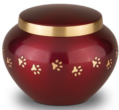 liten rød metall urne med potespor