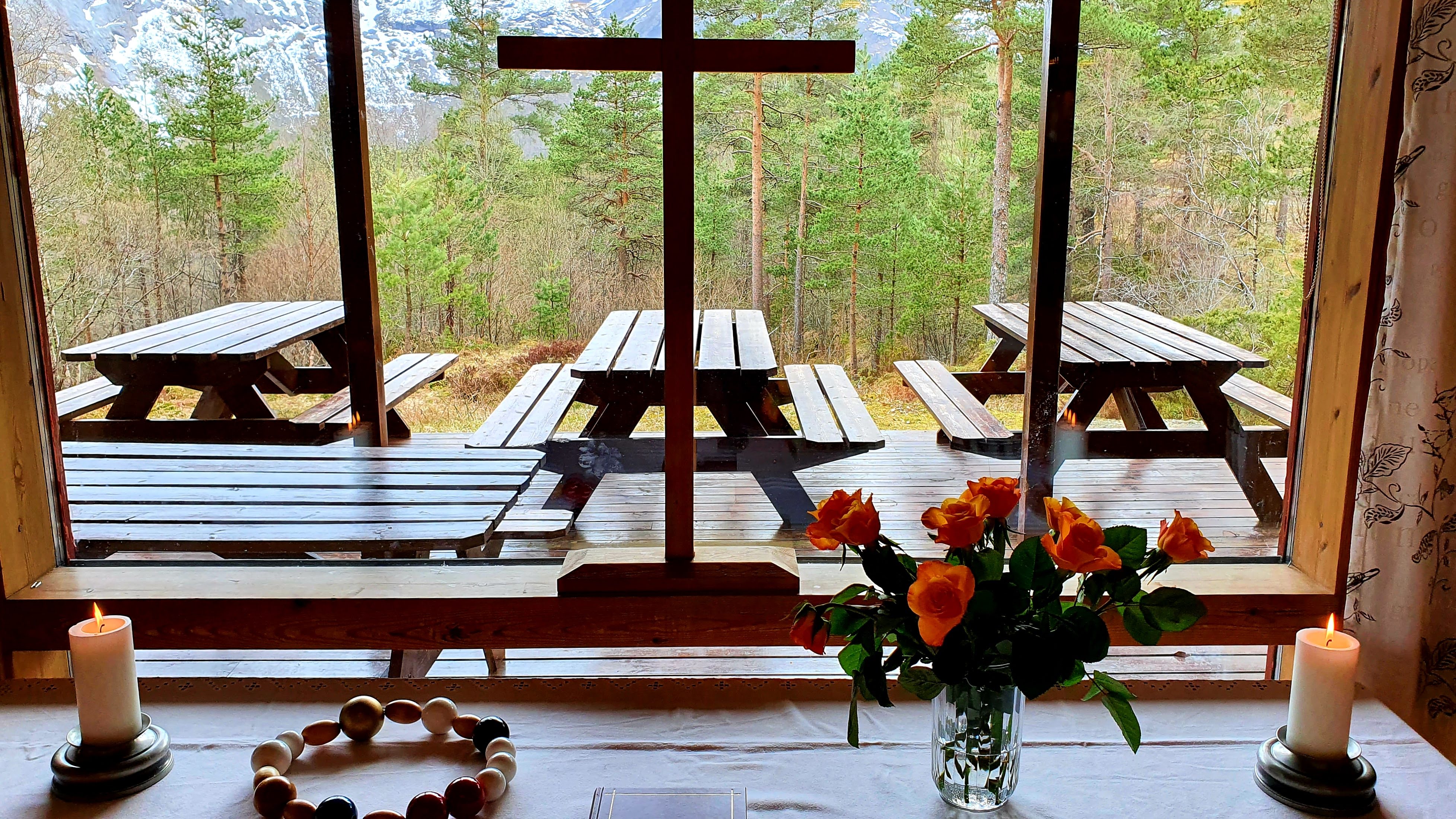 Gudsteneste ved alteret i Fjon Fjellkyrkje