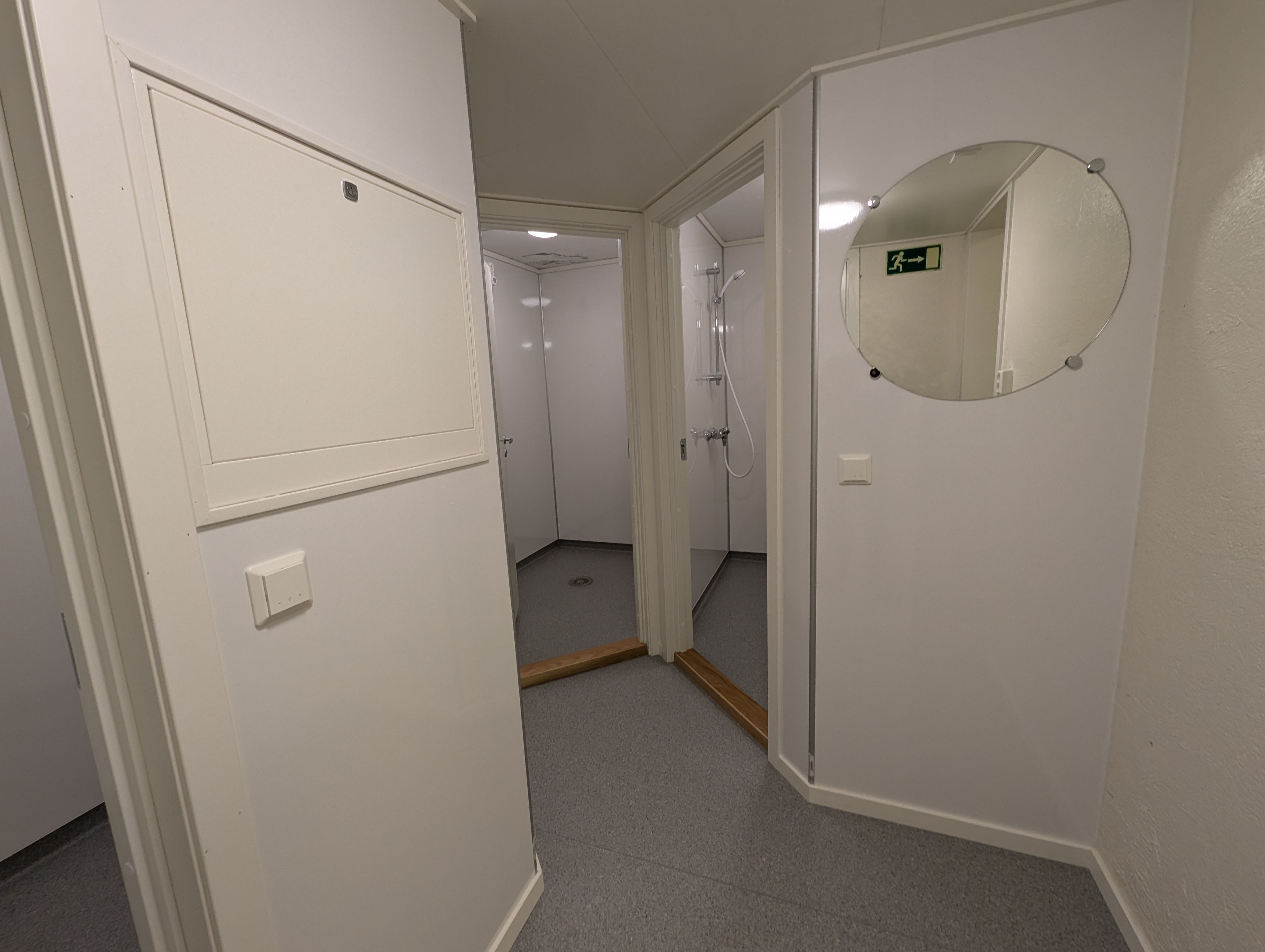 Eitt av dei nye, separate dusjromma på Fjon Fjellkyrkje