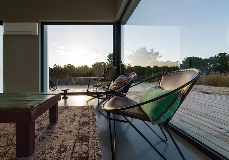 Hytte med varmepumpe og utsikt mot terrassen i solnedgang