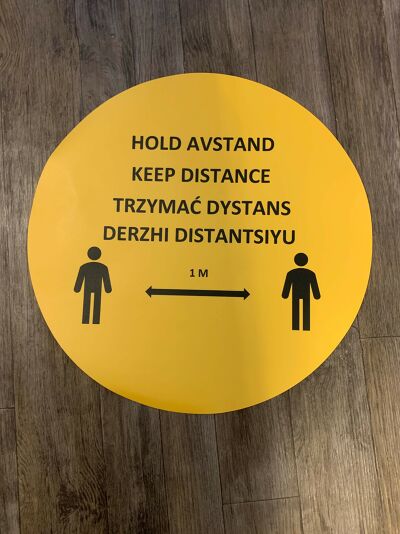 Gulvdekor med avstandsmarkering – eksempel på dekor levert av C.P. Consult