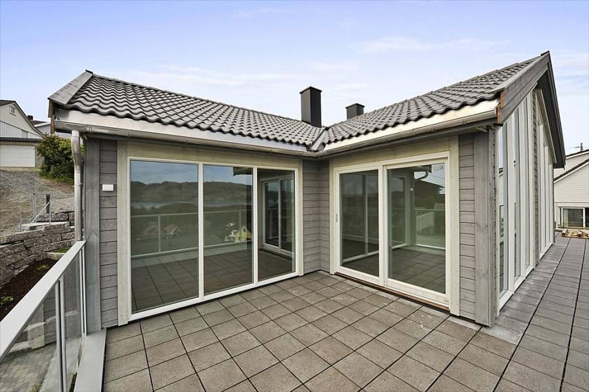 Tilbygg med store skyvedører ut mot terrasse