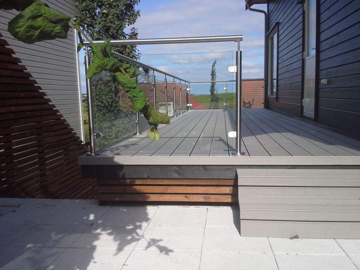 Terrasse med glassrekkverk