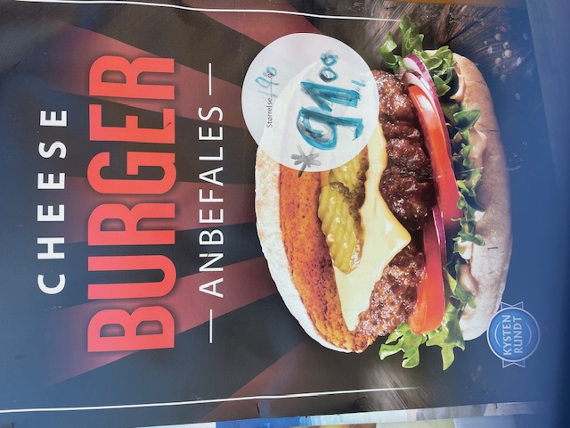 Cheeseburger – klassisk burger med ost, sylteagurk og frisk salat