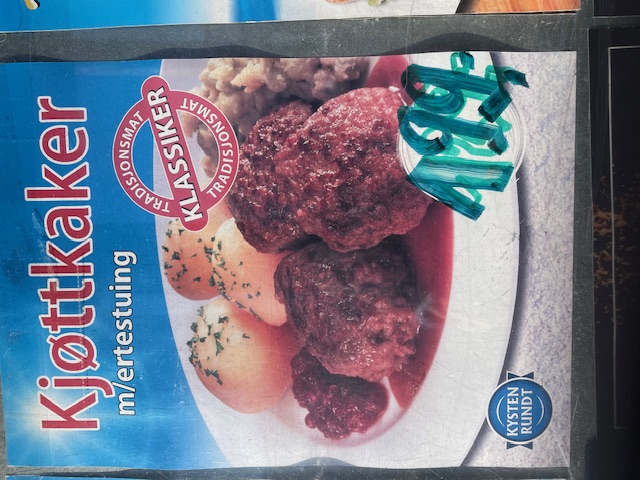 Kjøttkaker med ertestuing – norsk tradisjonsmat, klassiker