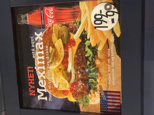 Meximax – burger med ost, salsa, jalapenos, løk og tortilla chips, servert med pom.frites og drikke