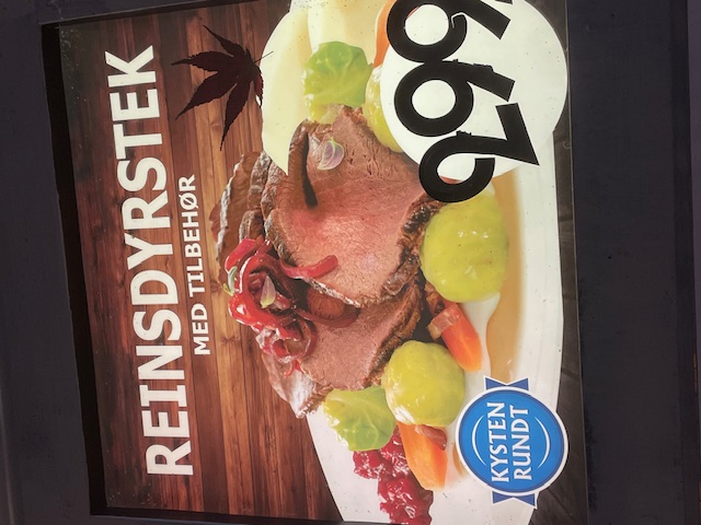 Reinsdyrstek med tilbehør – norsk tradisjonell rett med rotgrønnsaker og poteter