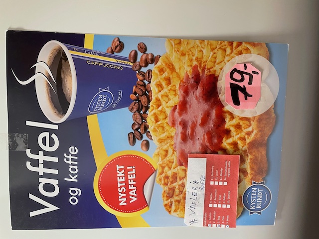 Vaffel og kaffe – nystekt vaffel med syltetøy og en kopp kaffe