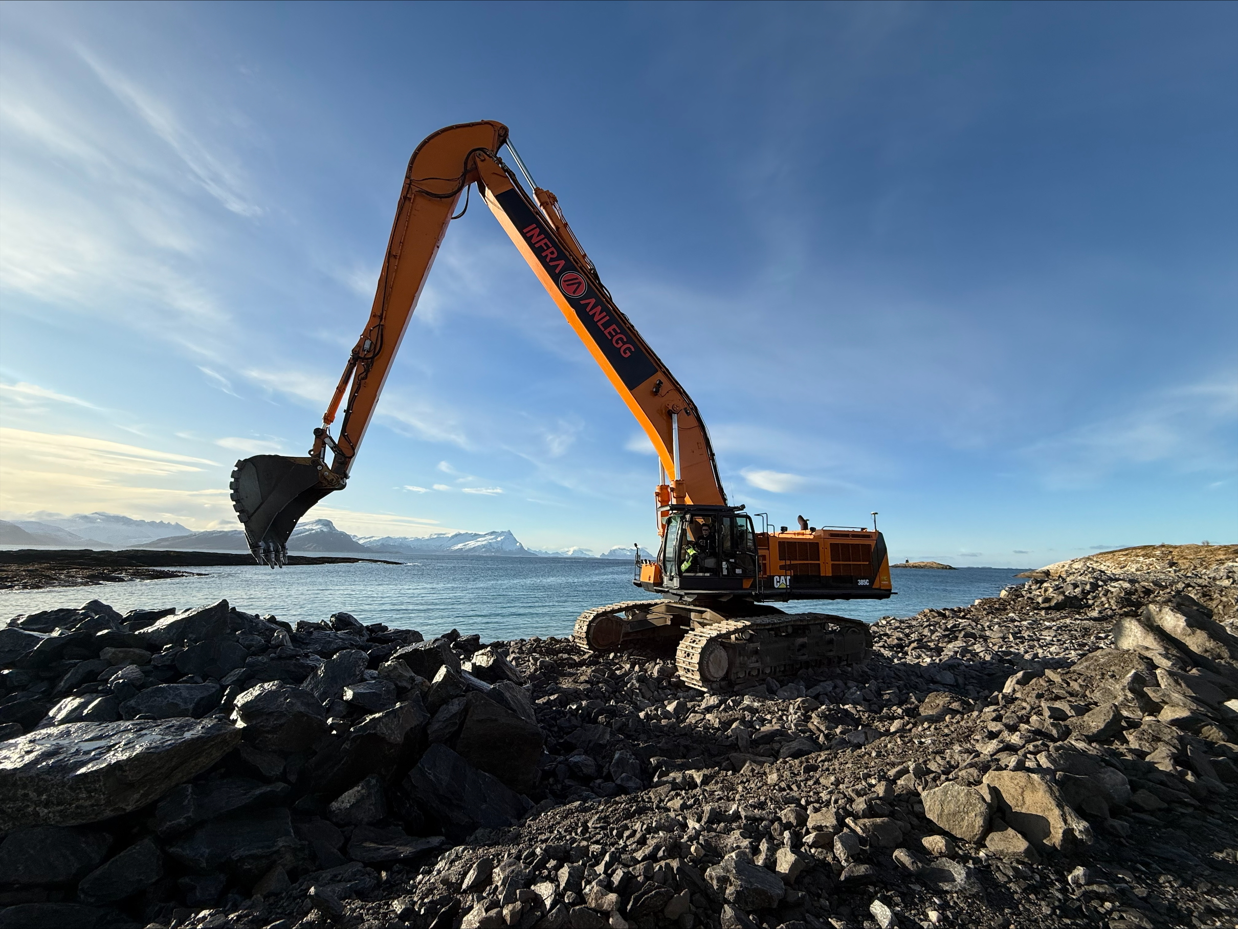 Long reach gravemaskin