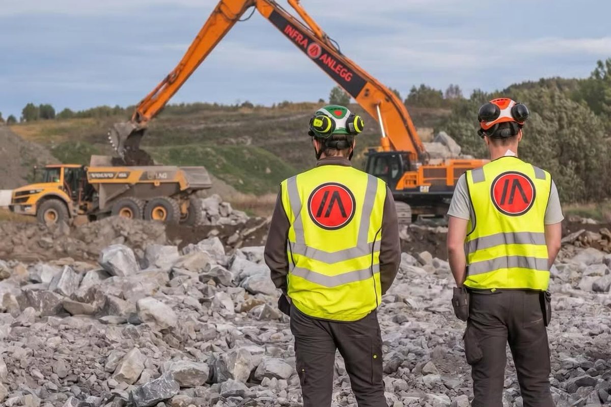 To anleggsarbeidere i verneutstyr på anlegget