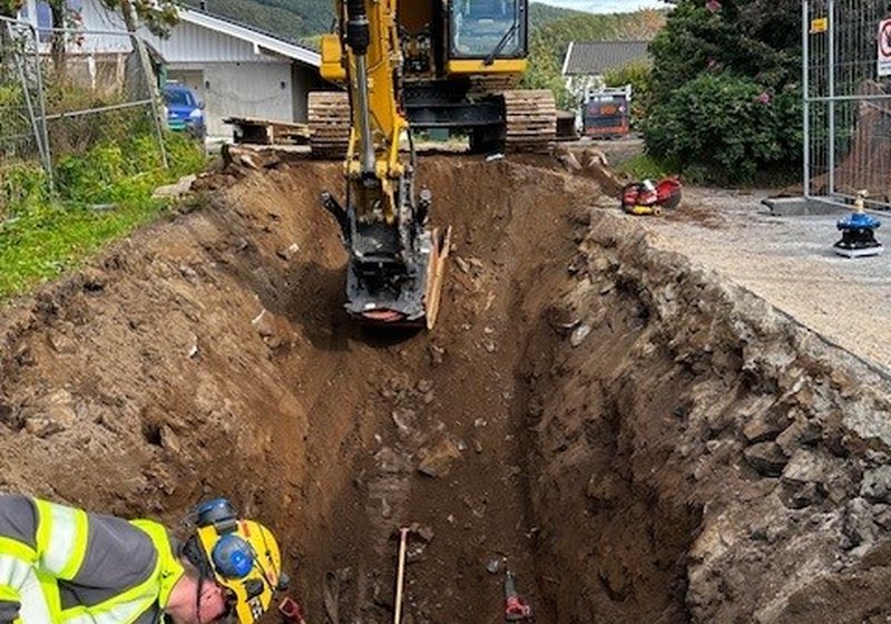 Gravemaskin og anleggsarbeider under VA-sanering på Toppen i Bodø