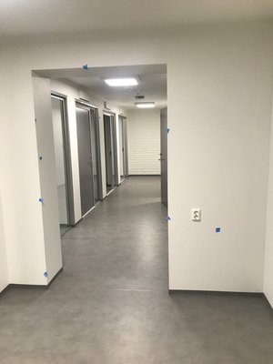Fuktmåling av vegg med måleinstrument