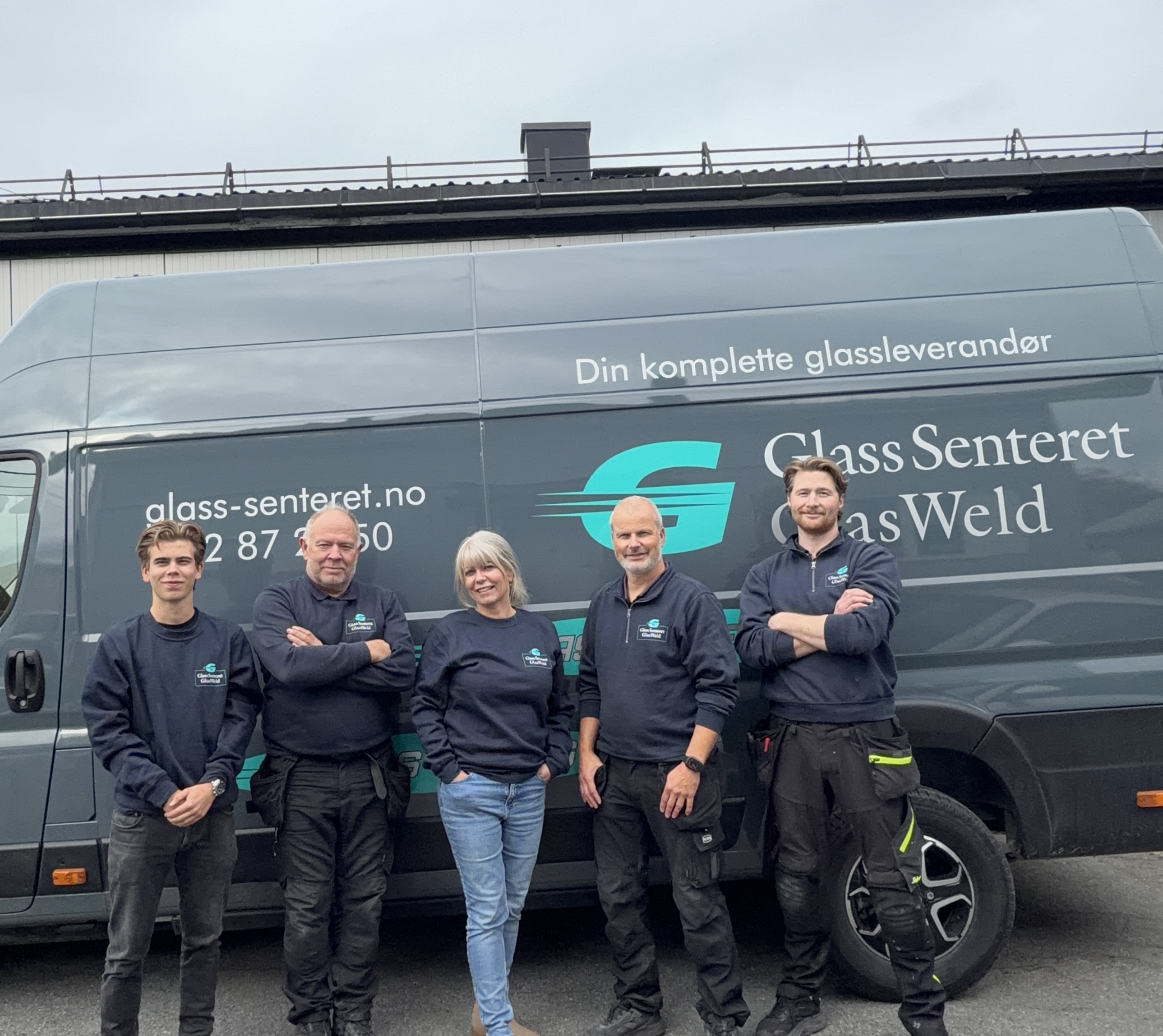 Teamet i Glass Senteret AS foran firmabilen