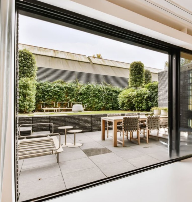 Moderne hus med glasspartier