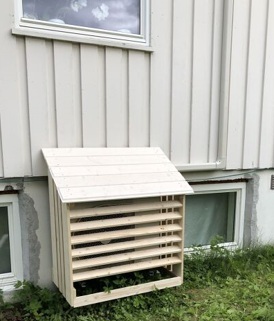 Tom-Tom's varmepumpe-hus – robust beskyttelse for utedel mot is-fall og snø, elegant tak/hus som monteres over varmepumpen