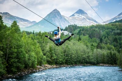 Valldal Aktivitetspark – klatrepark med zip-lines i trærne