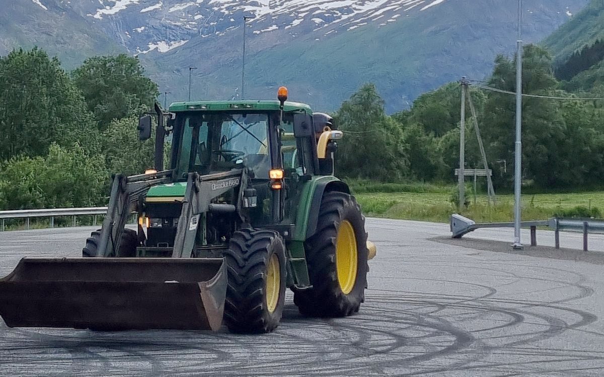 Traktor med frontlastar på Fredly Gard