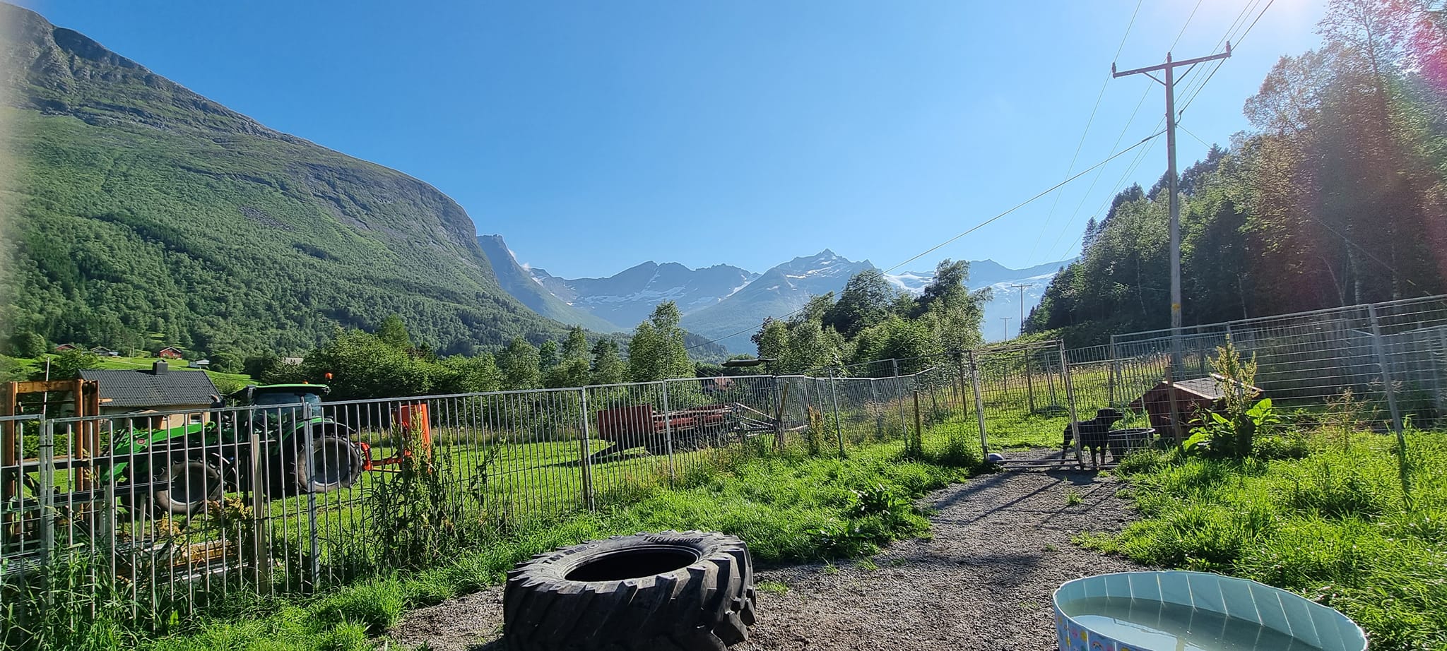 Utsikt over Fredly Gard i Velledalen i Sykkylven