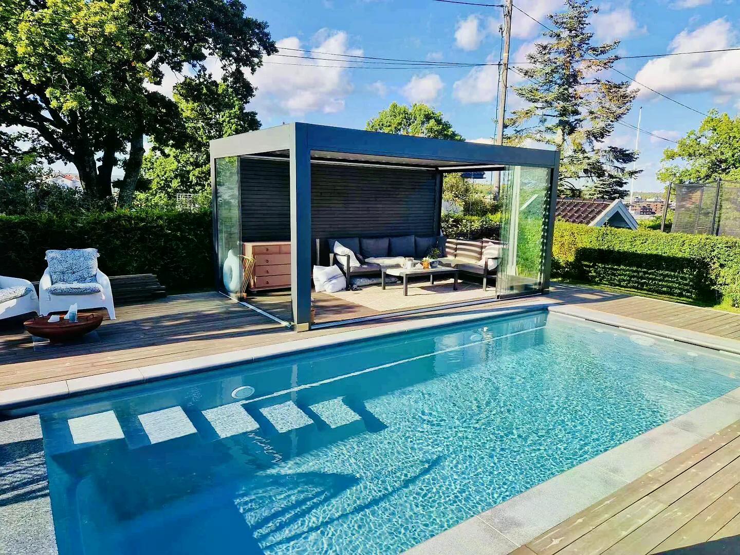 Basseng med overbygg og terrasse bygget av Erga Bygg og Landskap