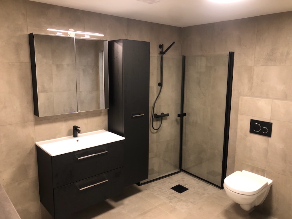 Moderne bad med dusjkabinett og svart armatur på Gyrihaugen Hol