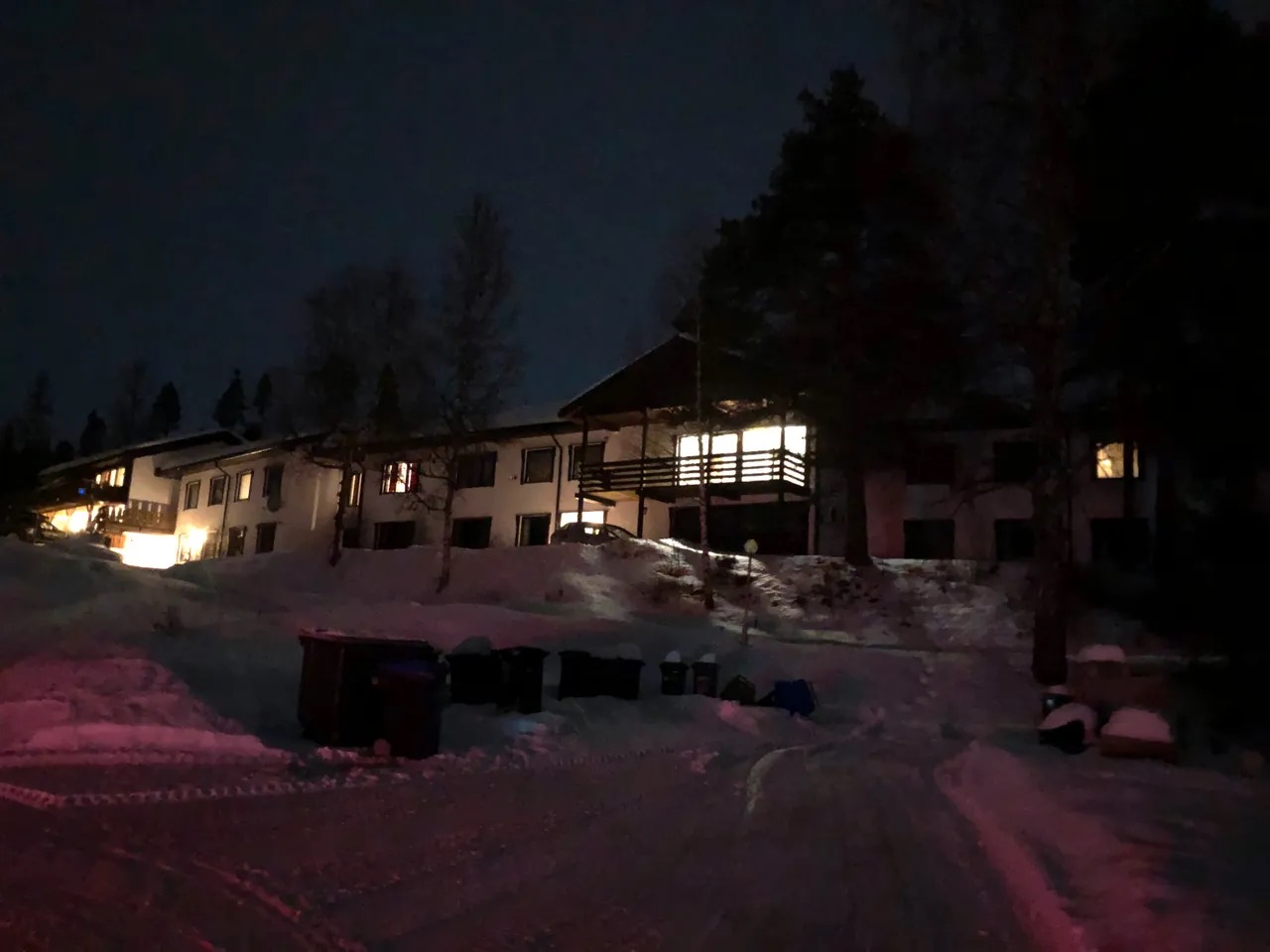 Gyrihaugen Hol AS – bygget eksteriør om kvelden med snø