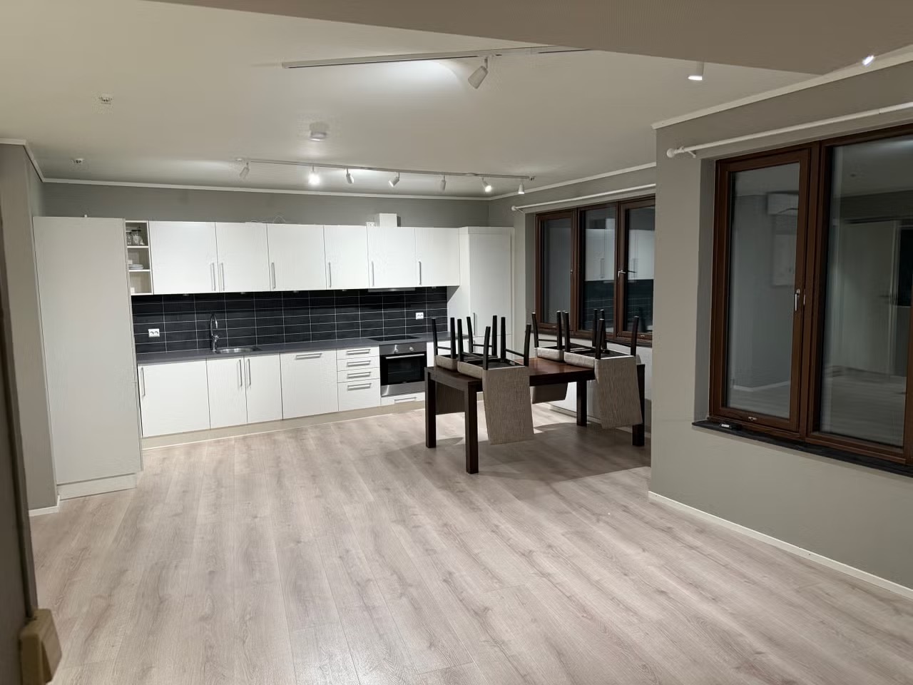 Lyst kjøkken med spisebord i leilighet på Gyrihaugen Hol