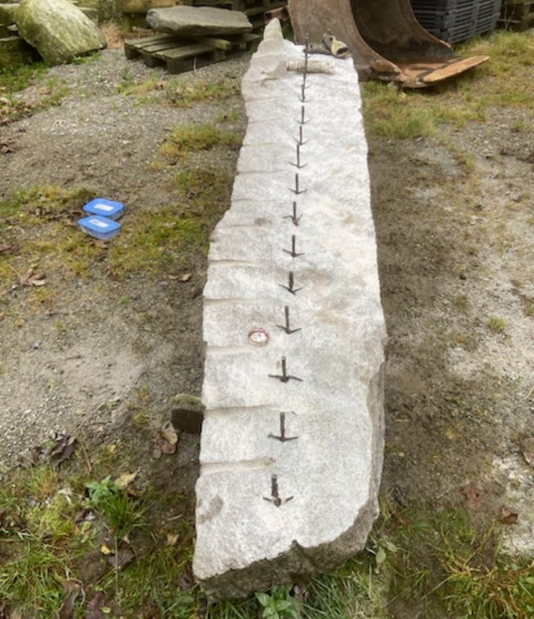 3 meter lang stein delt med 18 stykker 12mm kilesett - praktisk eksempel på steinbearbeiding