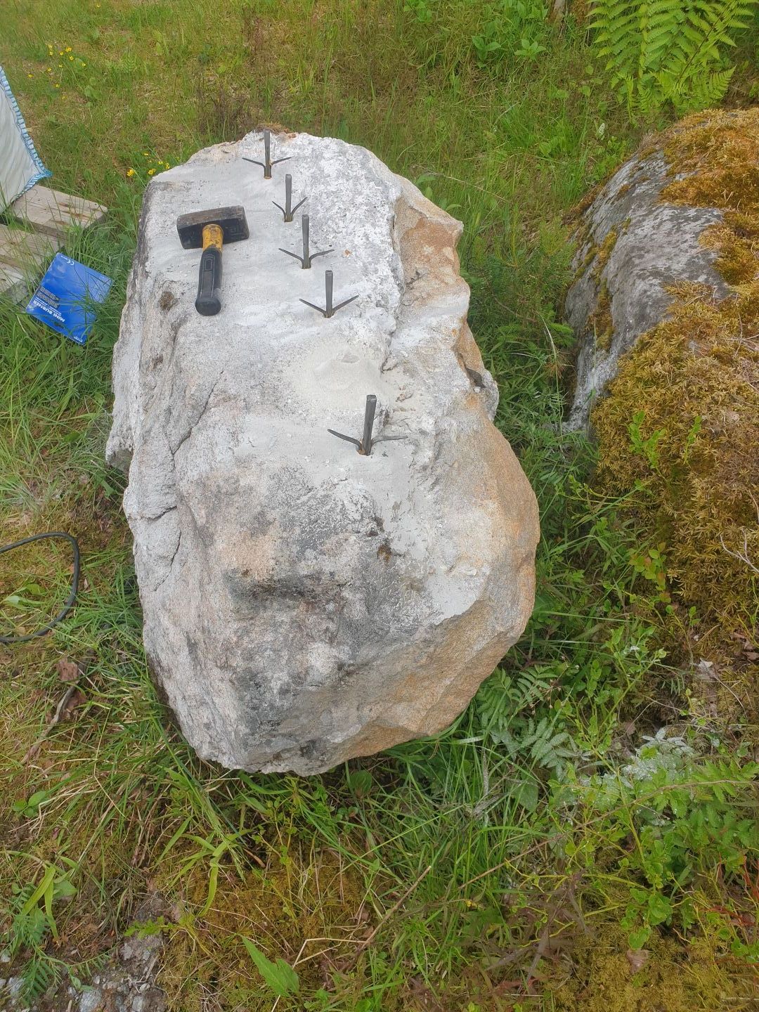 Deling av 3 meter lang stein med 18 stykker 12mm kilesett - profesjonell steinbearbeiding i Norge