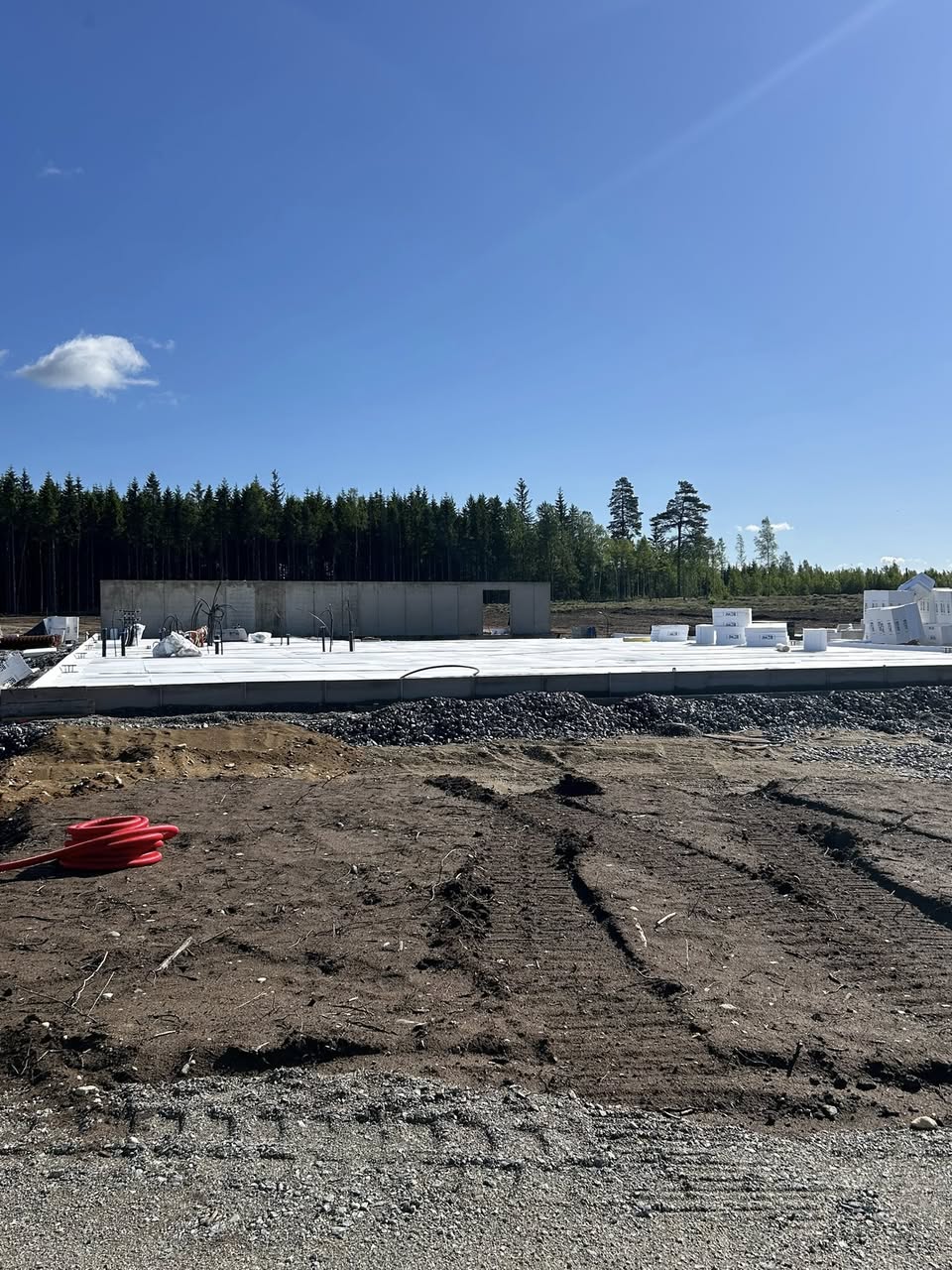 Grunnarbeid og betongfundament på byggeplass