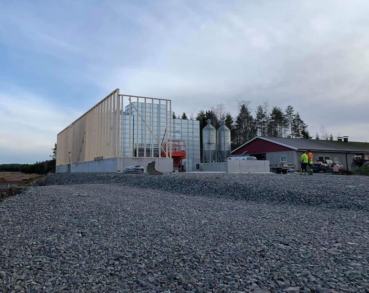 Driftsbygning i tre under oppføring ved et gårdsbruk