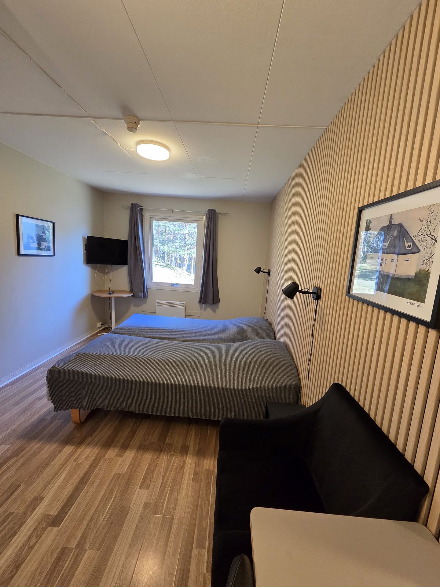 Familierom med sofa på Badeland Gjestegård