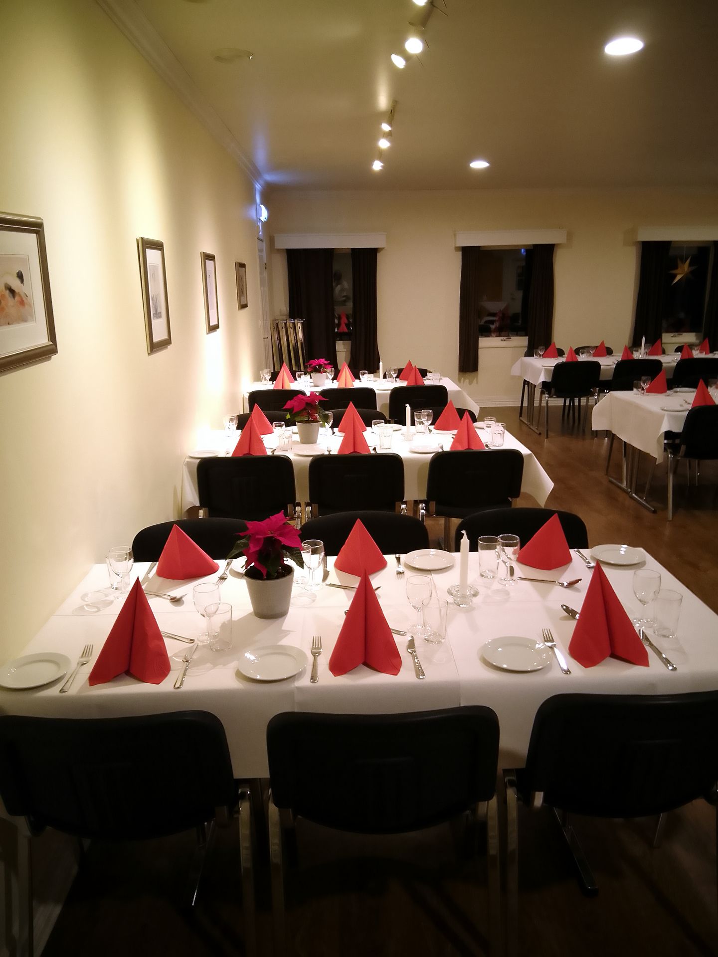 Festsalen pyntet til julebord på Badeland Gjestegård