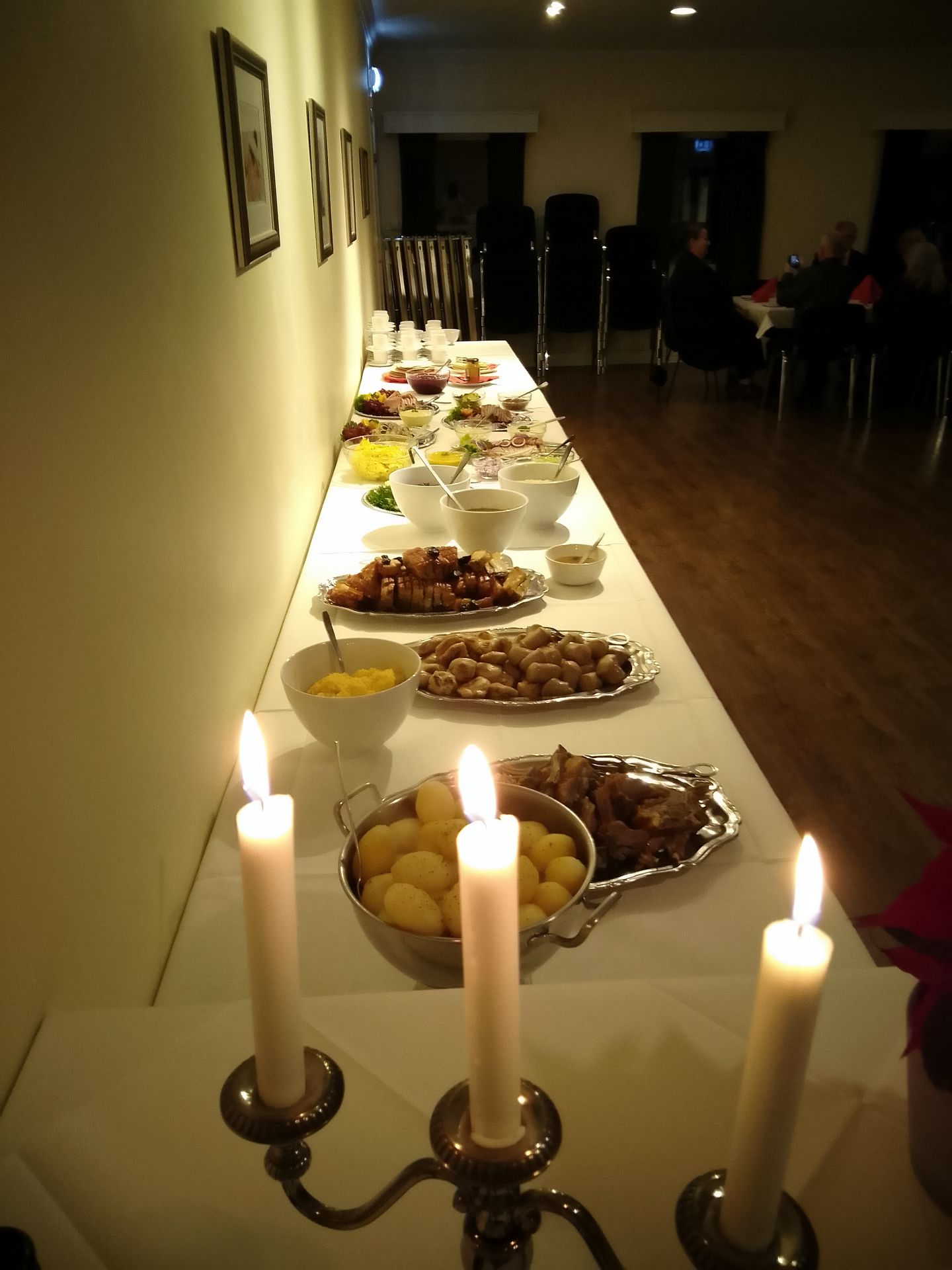 Julebuffé i levende lys på Badeland Gjestegård