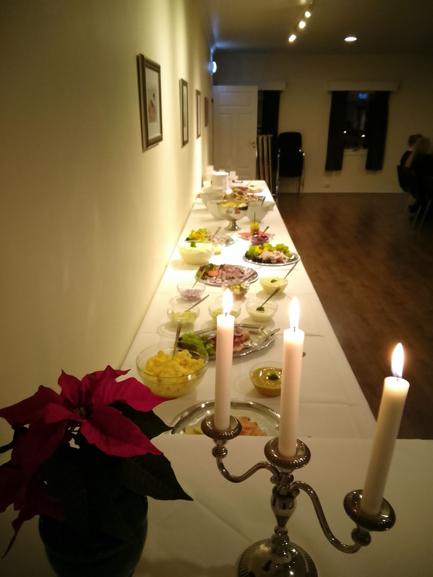 Julekoldtbord med varm og kald julemat