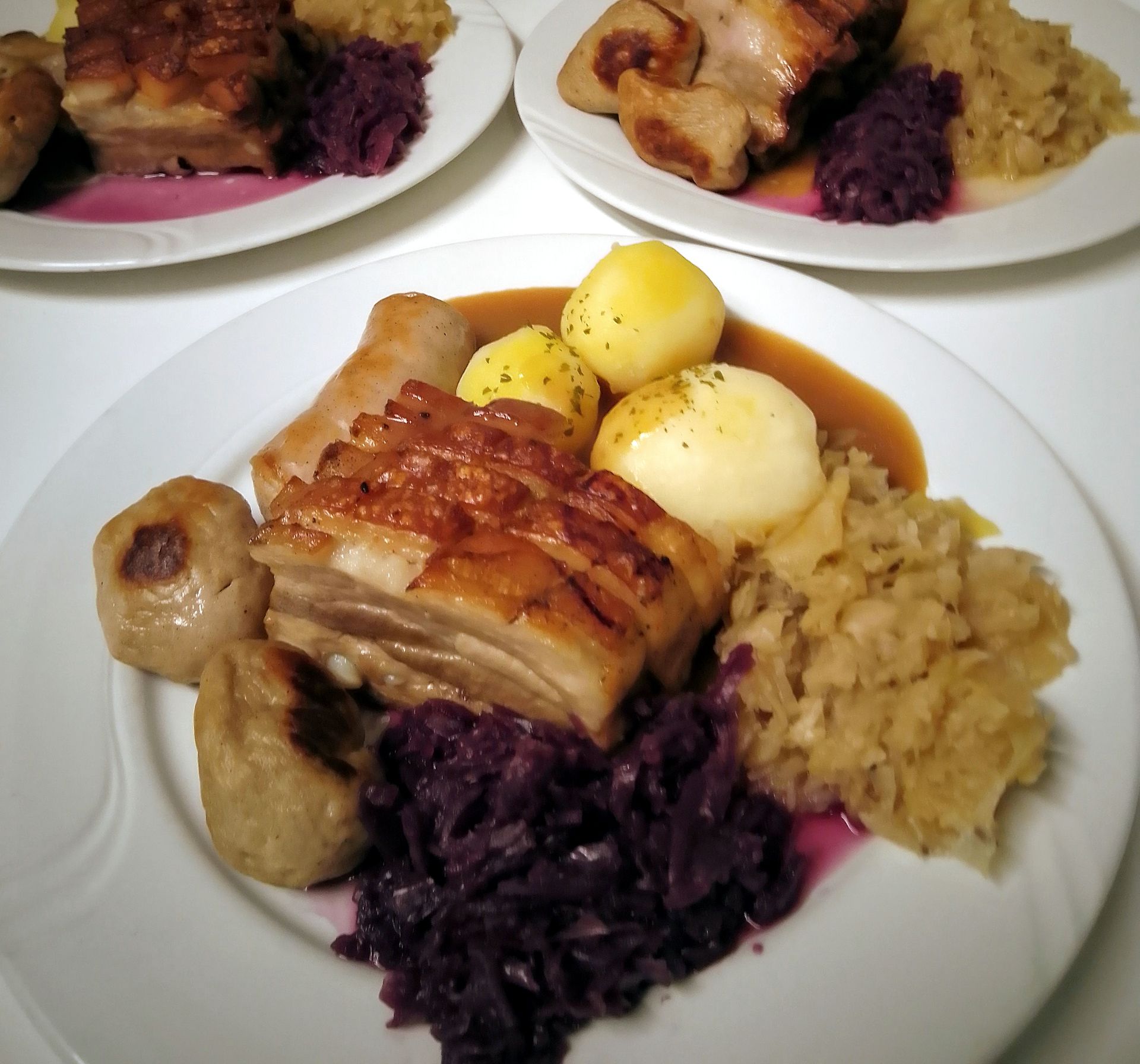 Julemiddag med ribbe, medisterkaker, rødkål og surkål