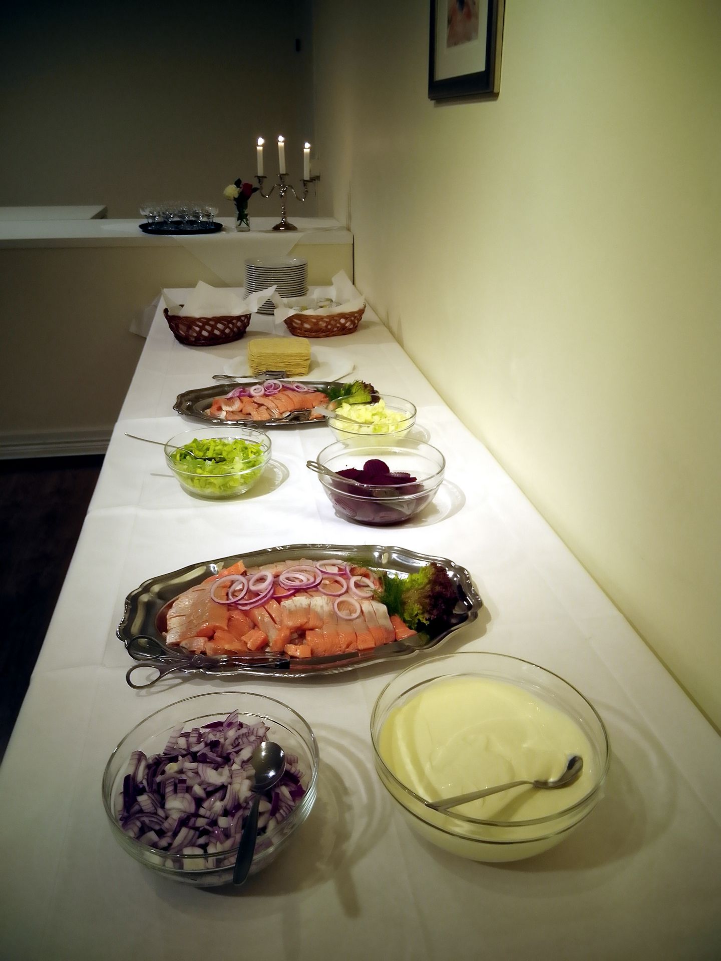 Rakfiskbord med rømme, rødbeter, løk og lefse