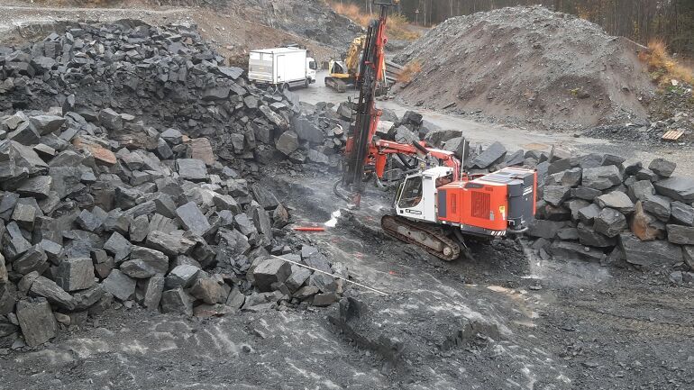 Fjellboring – boring med Sandvik DX800 borerigg