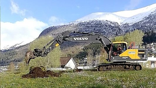 Graving – gravemaskin utfører anleggsarbeid i Stad kommune
