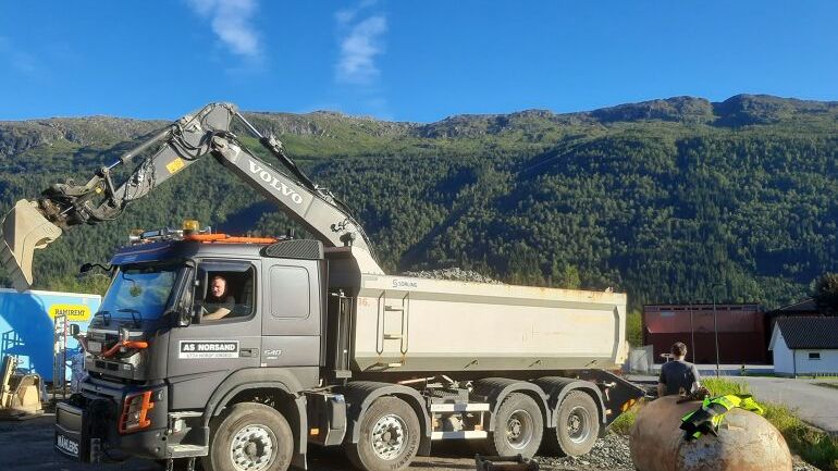 Massetransport – tippbil kjører ut sand, grus og stein fra massetak