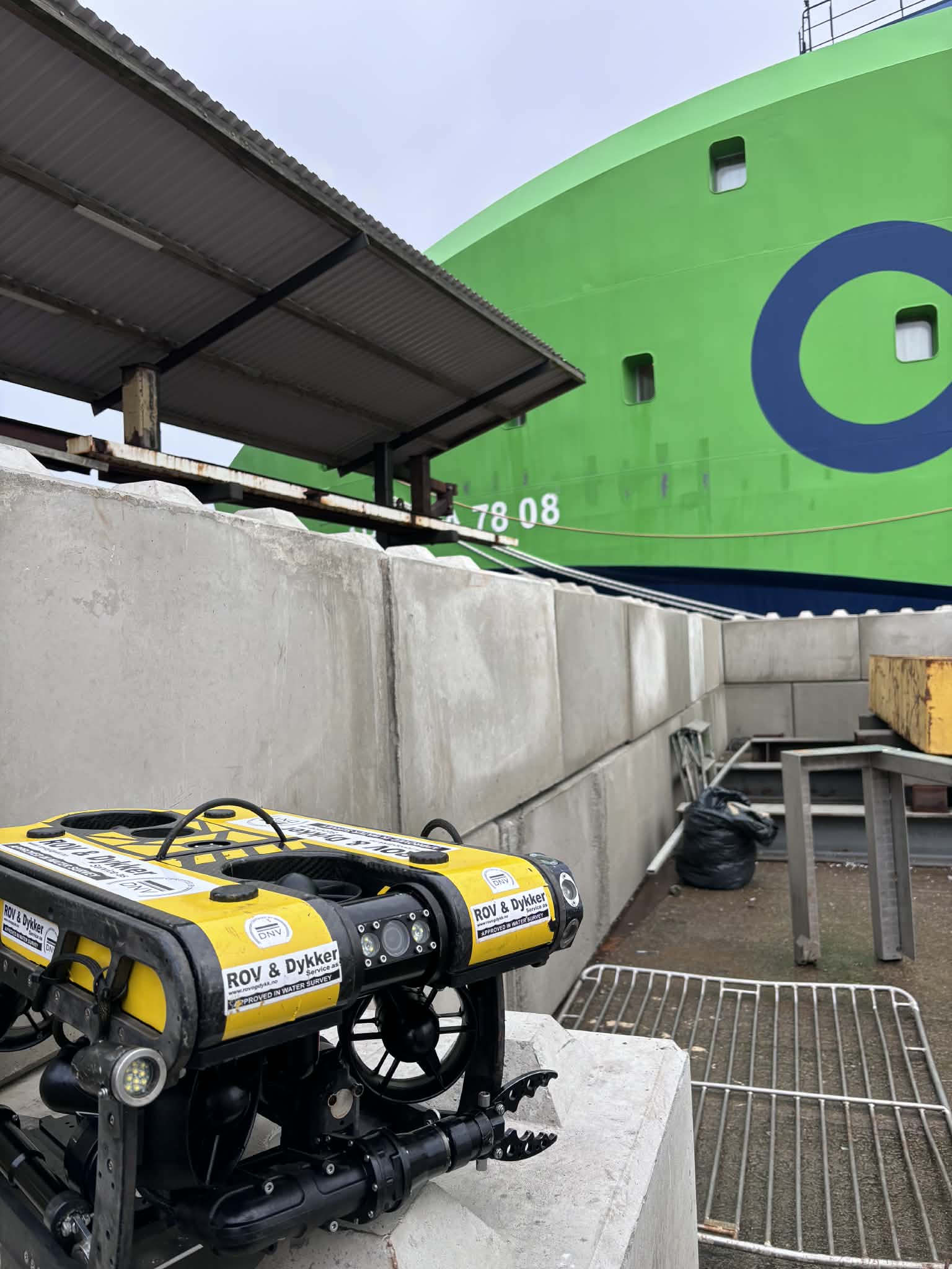 ROV-system og arbeidsutstyr ved fartøy. Fra vårt eget arkiv.