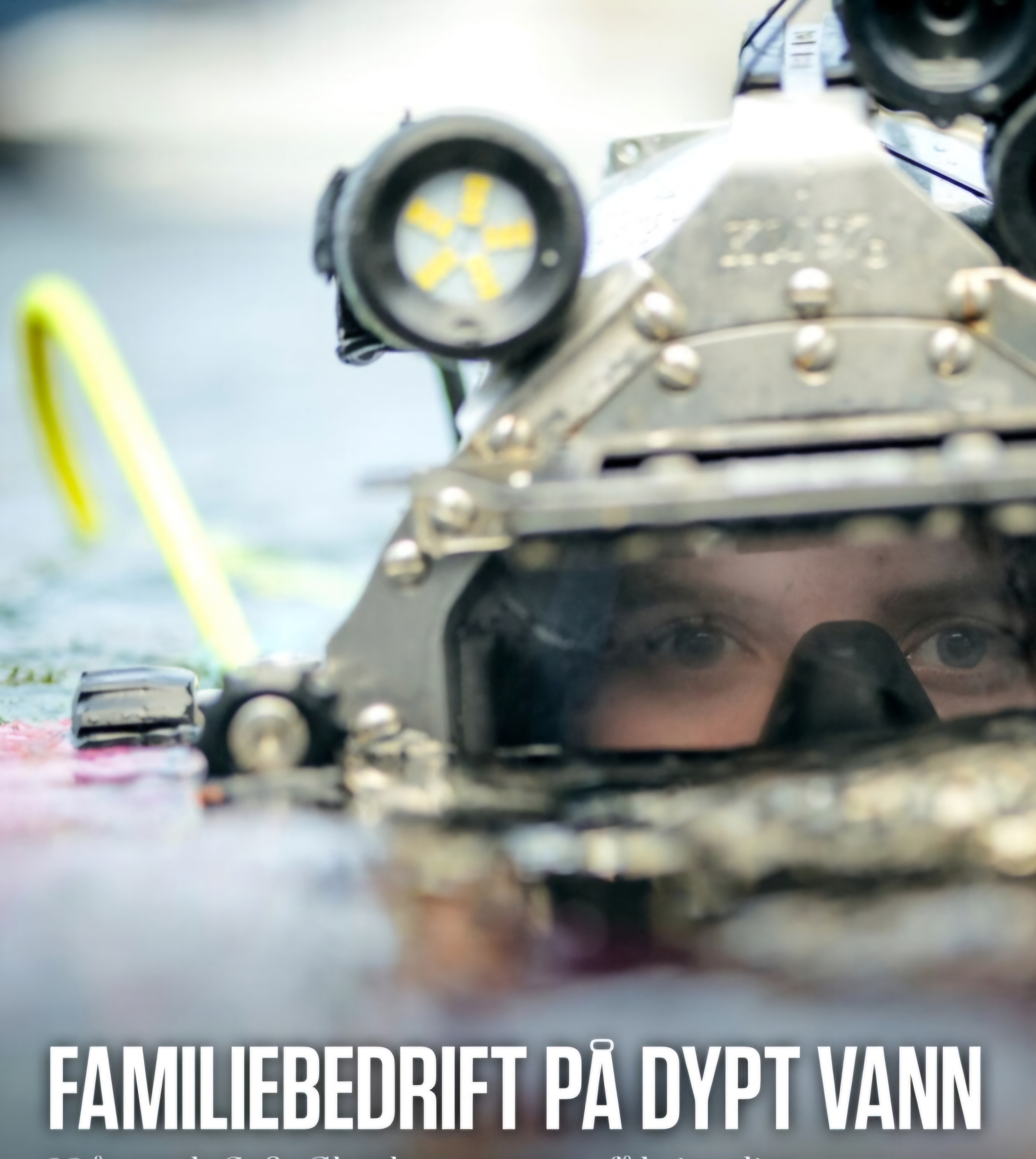 Dykkerfirma sørlandet Arbeidsdykker med dykkerhjelm i vannet – familiebedriften ROV & Dykker Service