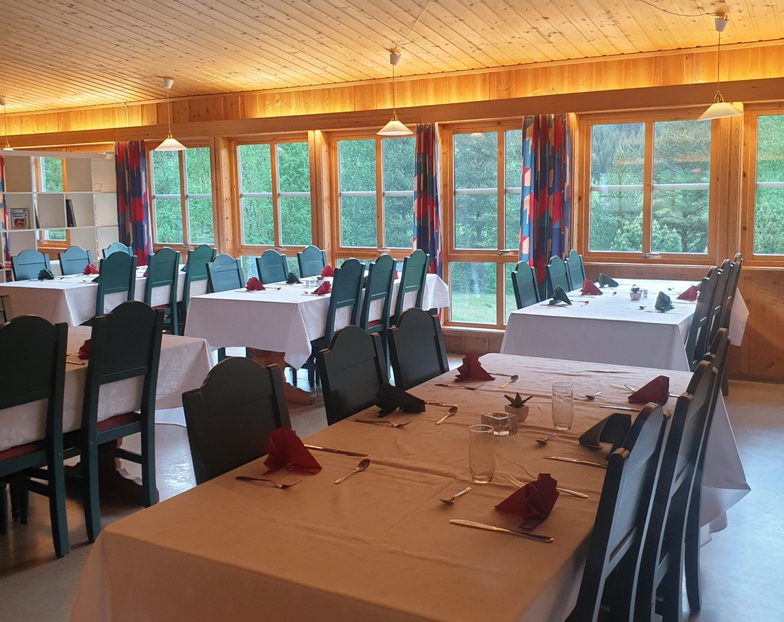 Innvendig i restaurant og café ved Dovreskogen Gjestegård langs E6