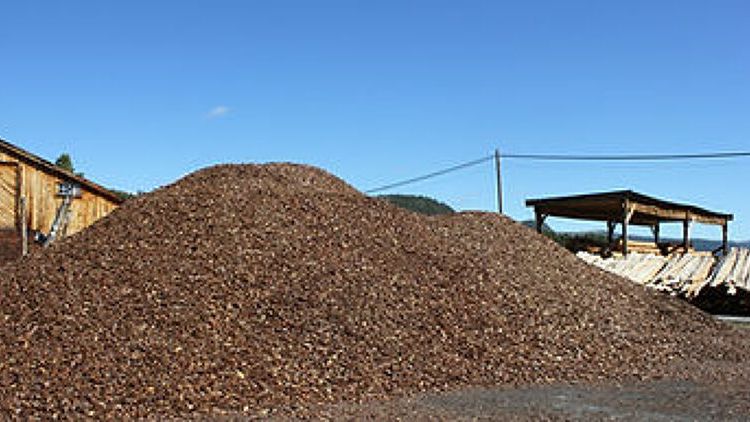 Bark fra tømmerproduksjon – ypperlig til blomsterbed og skråninger
