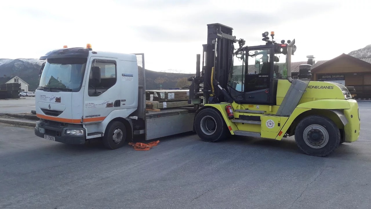 Phillips Saga lastebil og truck ved levering