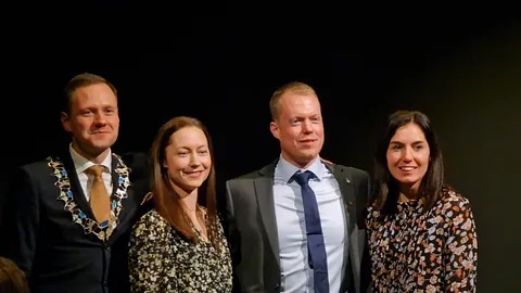 Stue med grønne vegger og rosa stol – eksempel på malerarbeid fra en av våre medlemsbedrifter