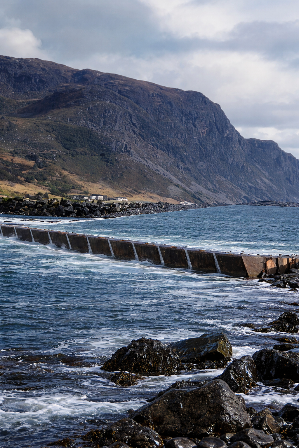 HSPS bølgekraftkanal installert langs norskekysten ved Refvik – testet i virkelige forhold