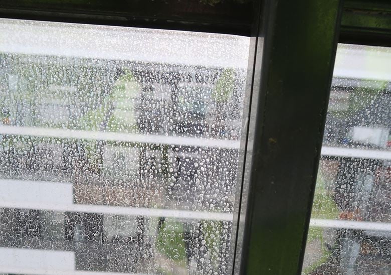 Betongvann og syresskader på glass