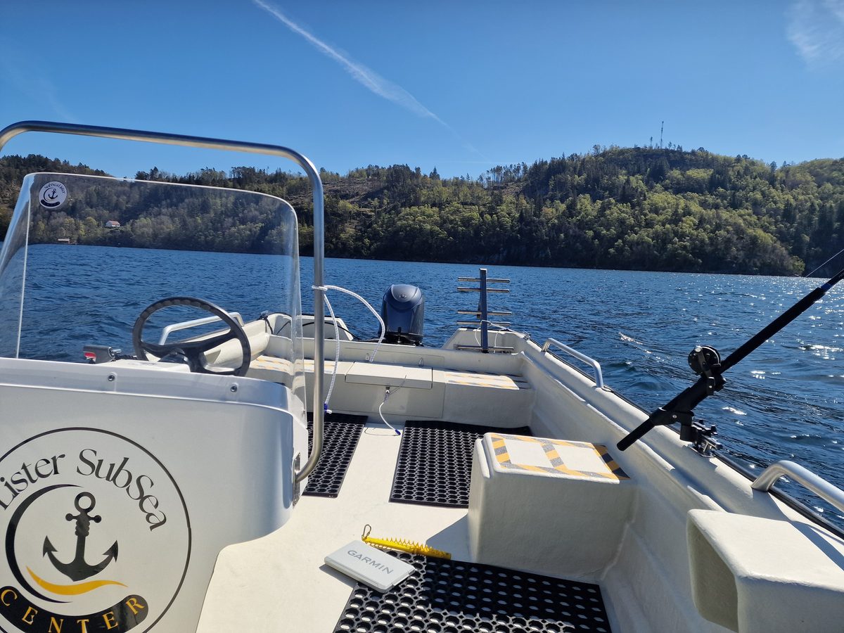 Dekk på utleiebåt klar for fisketur