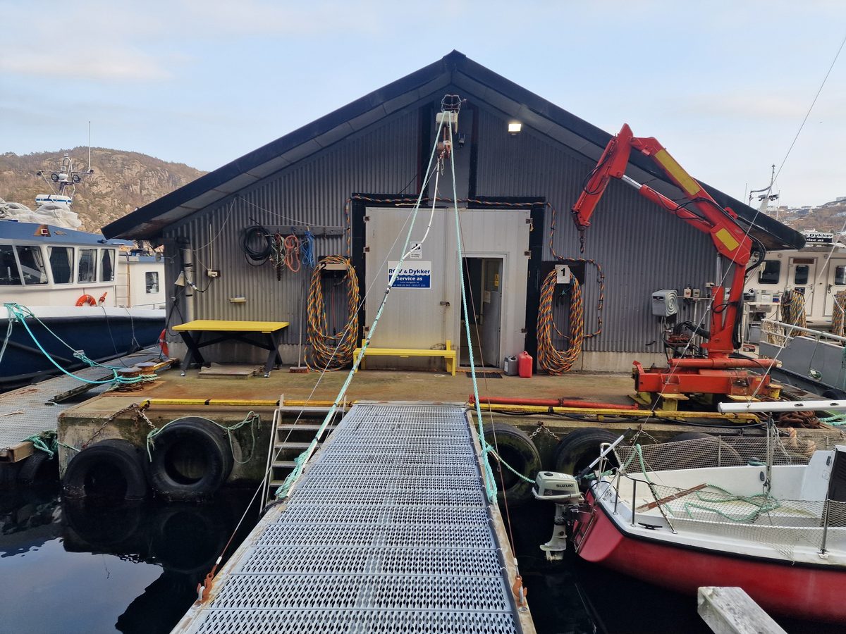 Brygge og båter ved Lyngdal Sjøbase