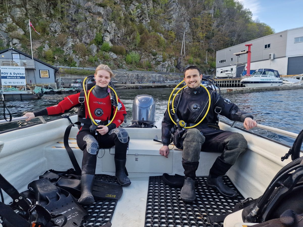 Dykkere i båt utenfor basen i Lyngdal